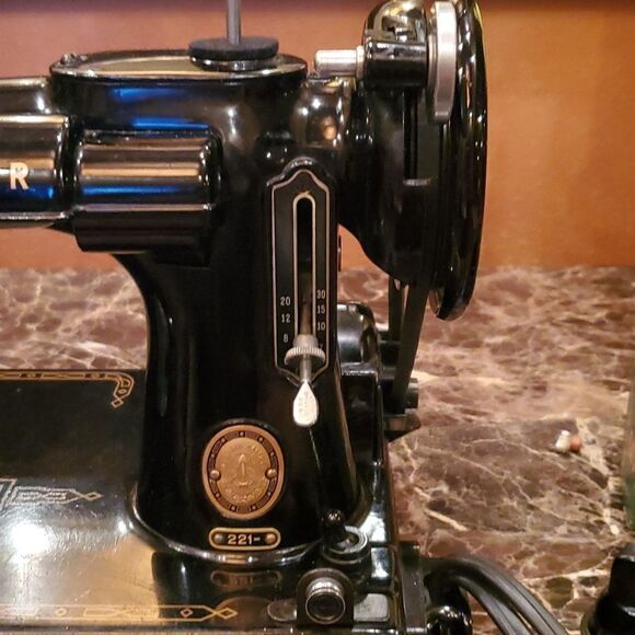 Antique Singer Sewing Machine, Featherwieght Model,  EXCELLENT CONDITION! - Picture 11 of 17